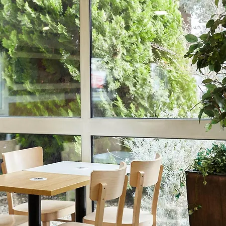 Отель Orly - Nationale 7 Шевийи-Ларю